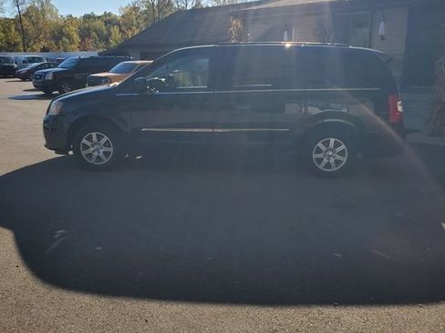 Used 2011 Chrysler Town & Country Touring FWD image 3