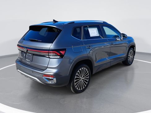 Certified 2025 Volkswagen Taos SE image 3