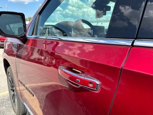 Used 2023 GMC Yukon SLT w/ SLT Premium Package AWD/4WD image 14