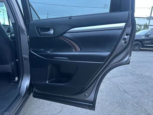 Used 2019 Toyota Highlander XLE image 28