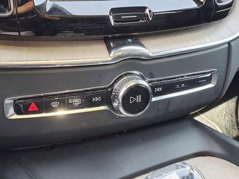 Used 2022 Volvo XC60 B5 Inscription image 25