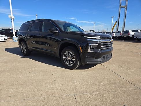 Used 2024 Chevrolet Traverse LT image 7