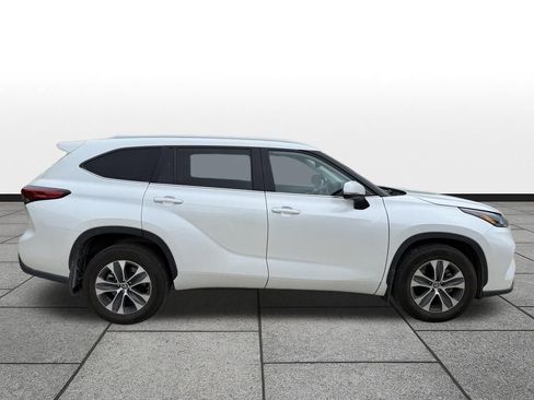 Used 2023 Toyota Highlander XLE AWD/4WD image 4