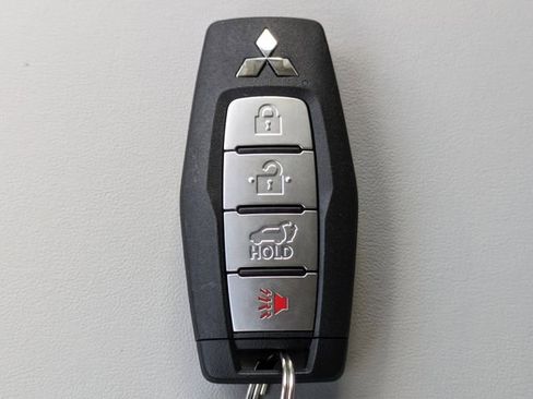 New 2025 Mitsubishi Outlander SE image 34