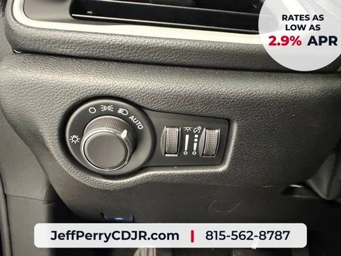 New 2027 Chrysler Pacifica Select AWD/4WD image 10