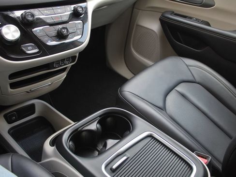 Used 2024 Chrysler Pacifica Touring-L FWD image 22