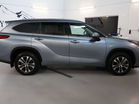 Used 2021 Toyota Highlander XLE AWD/4WD image 8