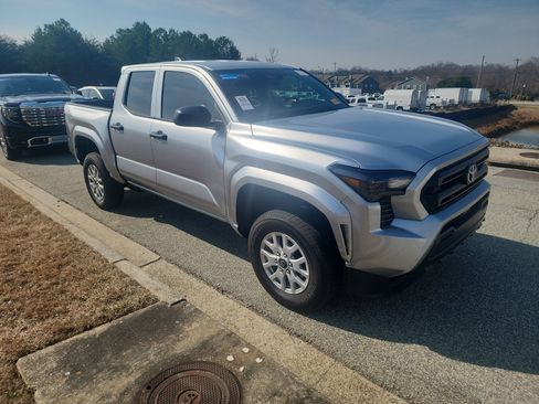 Used 2025 Toyota Tacoma SR image 2