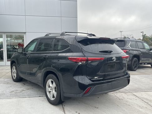 Used 2023 Toyota Highlander LE FWD image 4