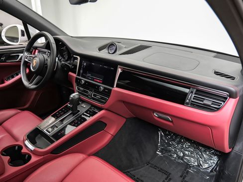 Used 2023 Porsche Macan Turbo image 13