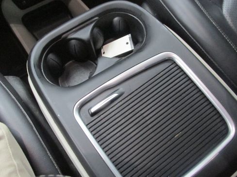 Used 2023 Chrysler Pacifica Touring-L FWD image 36