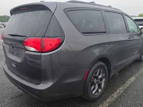 Used 2019 Chrysler Pacifica Touring-L w/ S Appearance Package FWD image 3