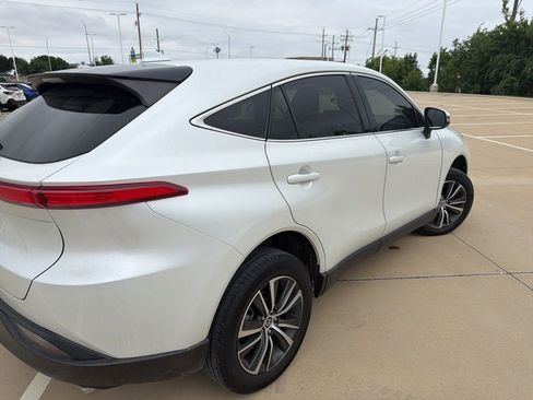 Used 2023 Toyota Venza LE AWD/4WD image 3