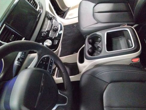 Used 2024 Chrysler Pacifica Touring-L image 23