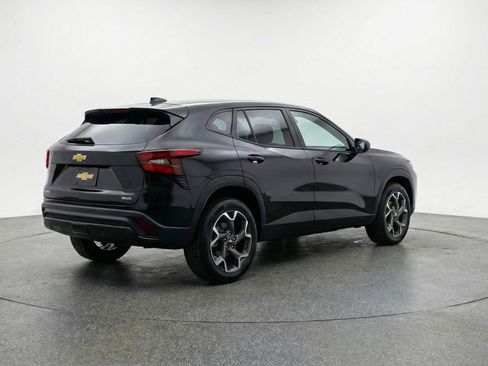 Used 2025 Chevrolet Trax LT FWD image 9