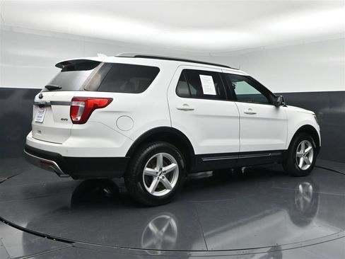 Used 2017 Ford Explorer XLT w/ Equipment Group 201A AWD/4WD image 5
