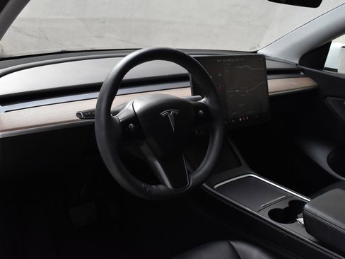 Used 2021 Tesla Model Y Standard Range image 18