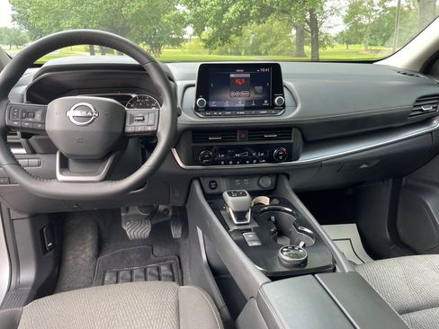 Used 2025 Nissan Rogue SV image 13