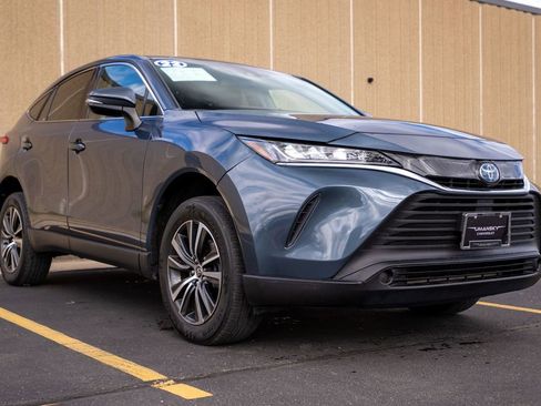 Used 2022 Toyota Venza LE image 2