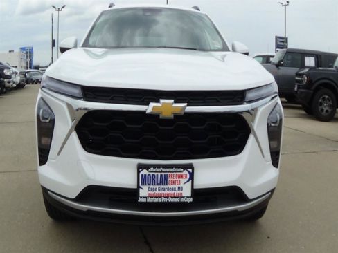 Used 2025 Chevrolet Trax LT w/ LT Convenience Package FWD image 3