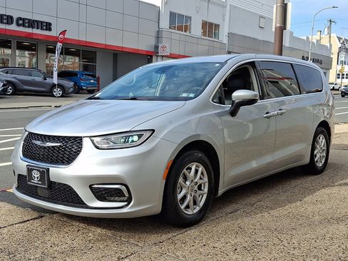Used 2023 Chrysler Pacifica Touring-L image 3