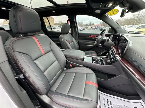 Used 2025 Chevrolet Traverse RS image 26