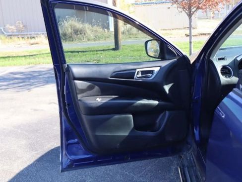 Used 2018 Nissan Pathfinder SV image 10