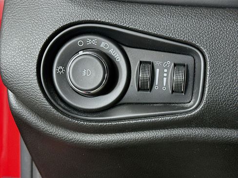 Used 2015 Jeep Renegade Latitude AWD/4WD image 17