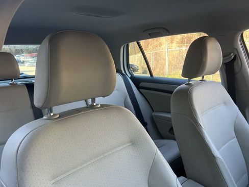 Used 2015 Volkswagen Golf S image 26
