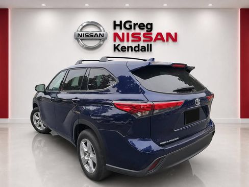 Used 2021 Toyota Highlander L FWD image 2