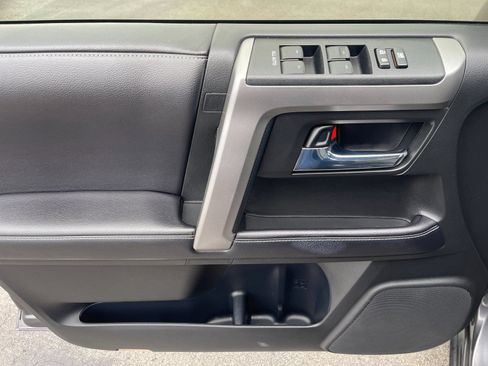 Used 2018 Toyota 4Runner SR5 Premium image 12