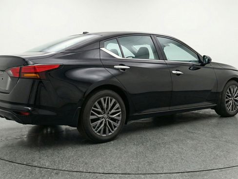 Used 2025 Nissan Altima 2.5 SV FWD image 9