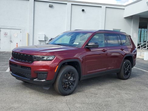 New 2025 Jeep Grand Cherokee L Laredo image 2