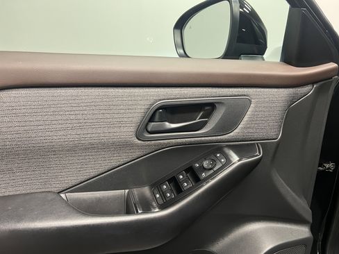 Used 2023 Nissan Rogue S image 17