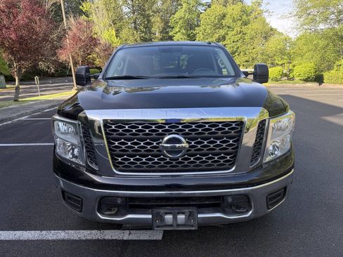 Used 2018 Nissan Titan SV w/ SV Convenience Package AWD/4WD image 2