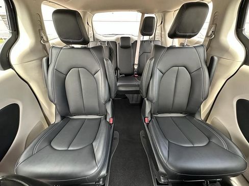 Used 2024 Chrysler Pacifica Select image 18