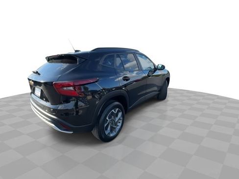 Certified 2025 Chevrolet Trax LT w/ LT Convenience Package FWD image 8