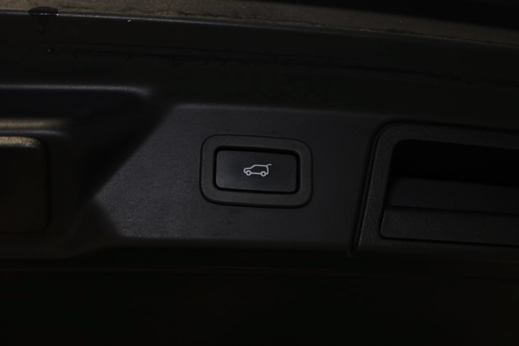 Used 2019 Land Rover Range Rover Velar R-Dynamic SE AWD/4WD image 35