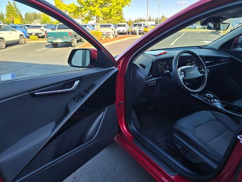 Certified 2023 Kia Niro Wind w/ Wind Preserve Package FWD image 7