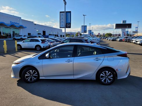 Used 2017 Toyota Prius Prime Premium image 6
