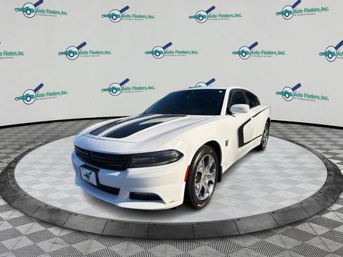 Used 2017 Dodge Charger SXT image 2