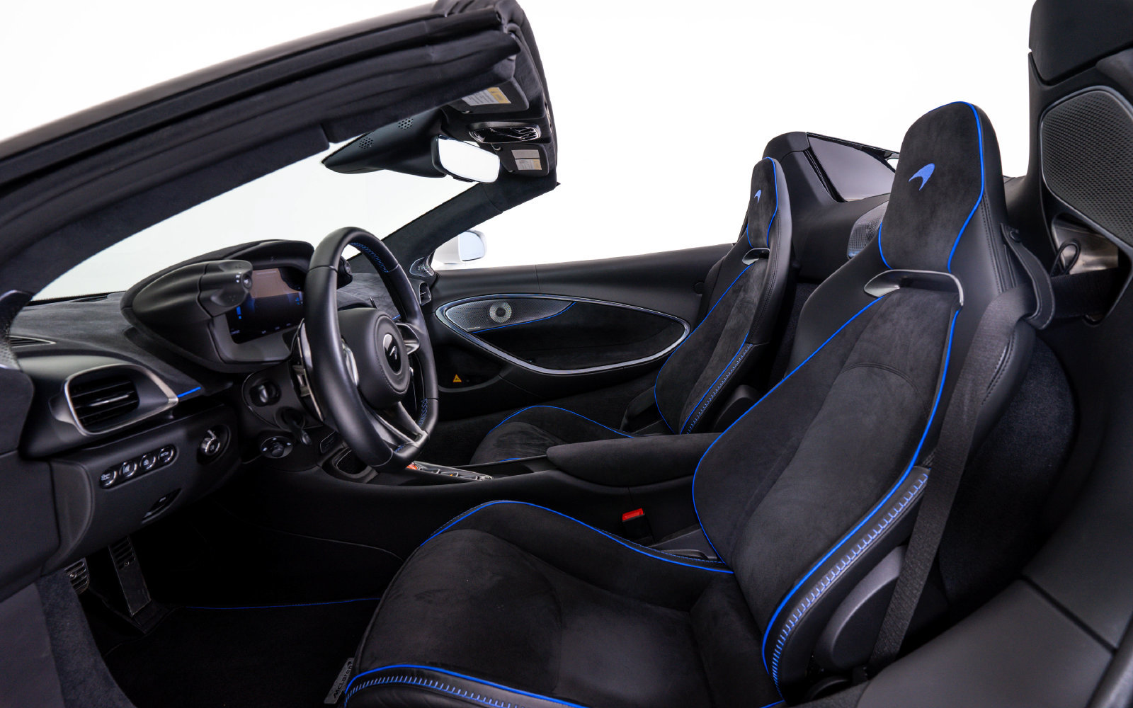 Used 2025 McLaren Artura Spider RWD image 22