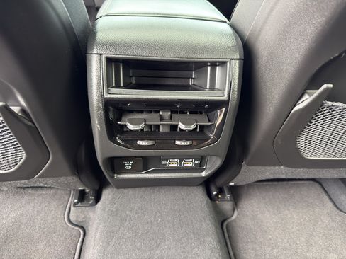 Used 2025 Jeep Grand Cherokee Altitude AWD/4WD image 31