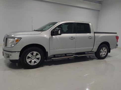 Used 2018 Nissan Titan SV w/ SV Convenience Package AWD/4WD image 2