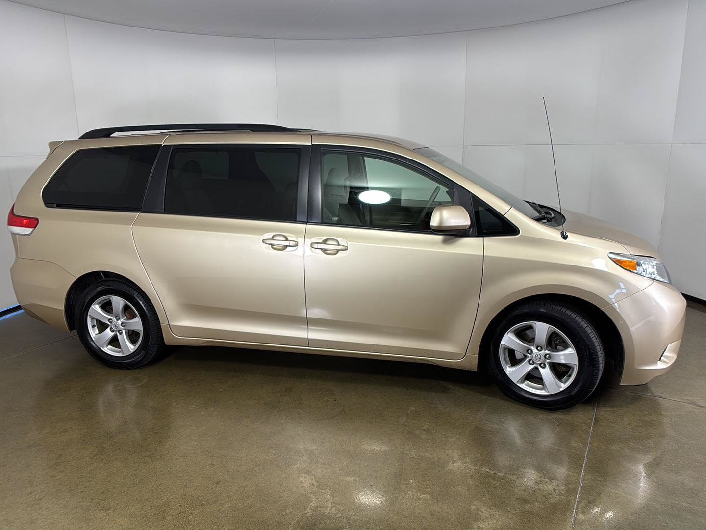 Used 2012 Toyota Sienna LE w/ Towing Pkg FWD image 9