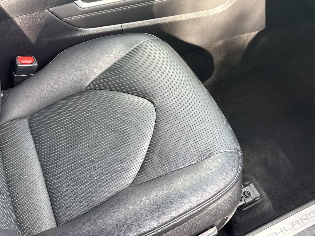 Used 2021 Toyota Highlander Limited FWD image 34