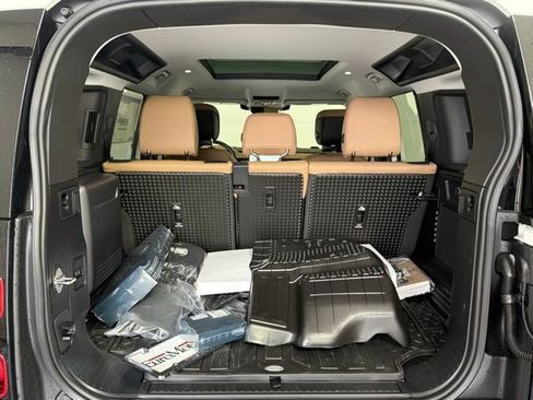 New 2025 Land Rover Defender 110 X-Dynamic SE image 19