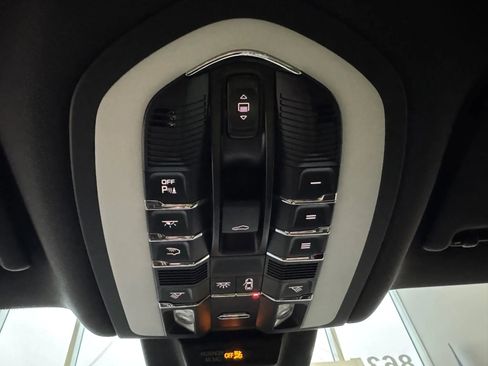 Used 2021 Porsche Macan image 19