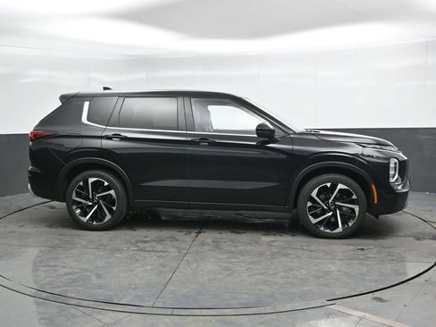 Used 2024 Mitsubishi Outlander SE image 3