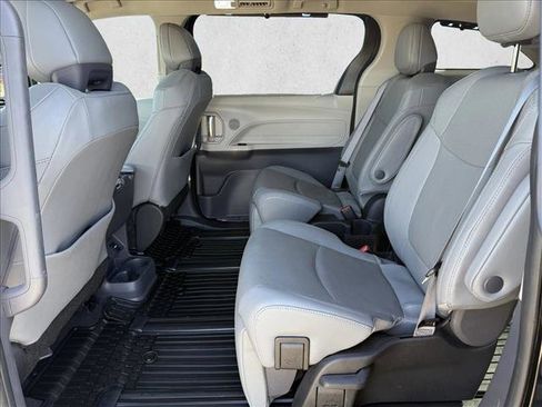 Used 2022 Toyota Sienna Limited image 22